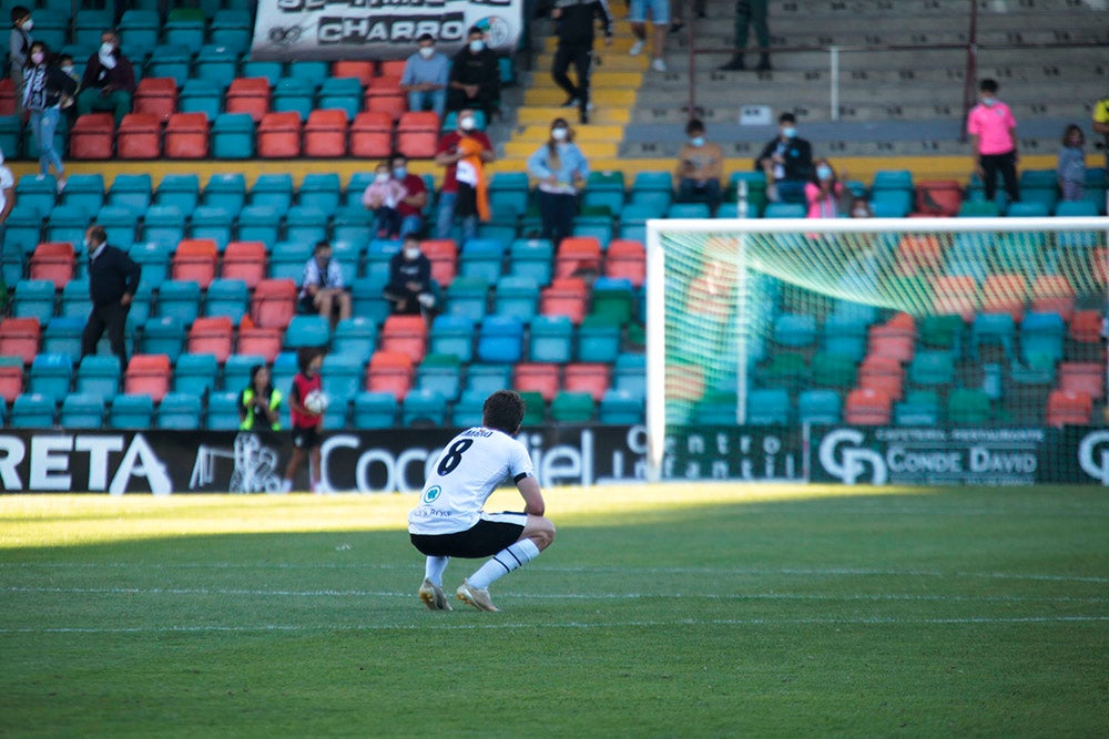 Empate a cero entre Salamanca CF UDS y Bergantiños FC en la vuelta de Uxio da Pena al Helmántico