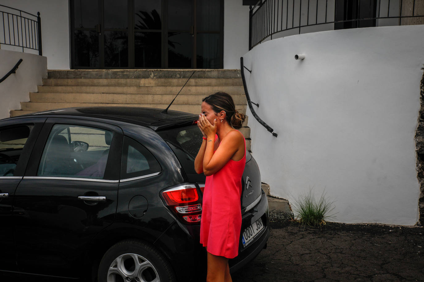 Una mujer del núcleo urbano de Todoque llora durante el desalojo de su vivienda ante la aproximación de la lava del volcán.