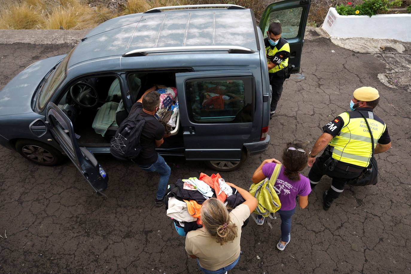 Fotos: Trágicas imágenes del desalojo de Todoque antes de que la lava engulla las casas