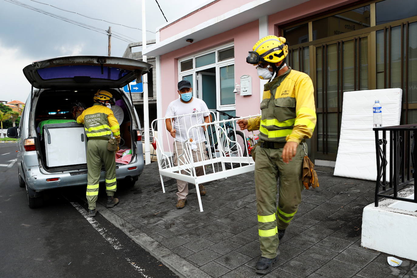 Fotos: Trágicas imágenes del desalojo de Todoque antes de que la lava engulla las casas