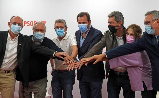 Mario Bedera, Juan Colino, Jorge Félix Alonso, Óscar Puente, Manuel Escarda, Teresa López y Javier Izquierdo, tras el anuncio del alcalde de Valladolid. 