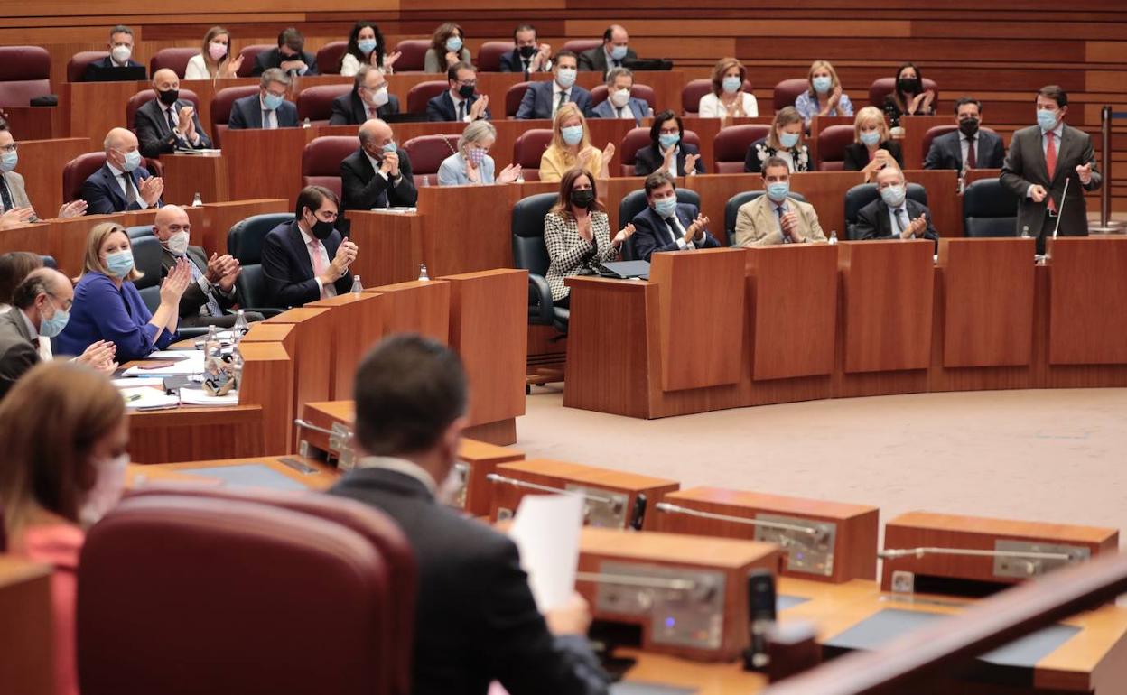 Fernández Mañueco interviene durante el Pleno, ante el aplauso de las bancadas de PP y Ciudadanos. 