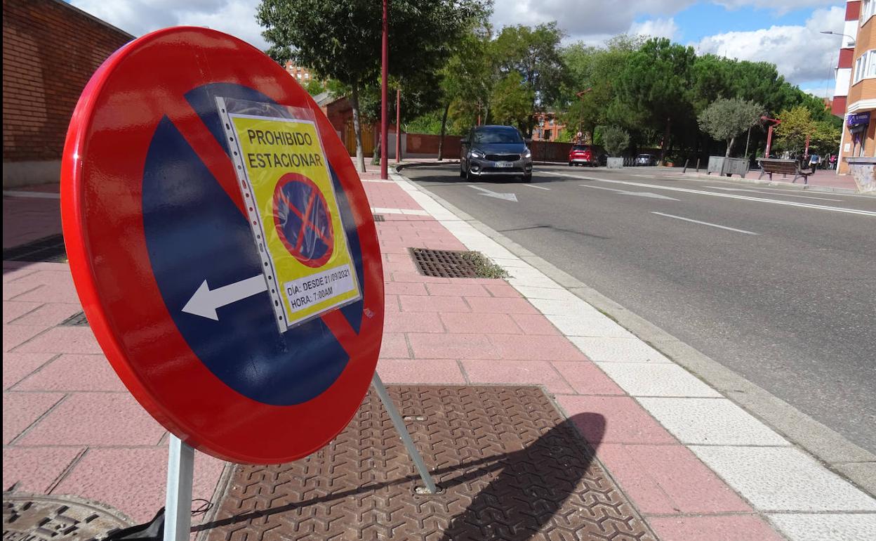 Señalización que prohíbe aparcar desde hoy en la avenida de Segovia. 