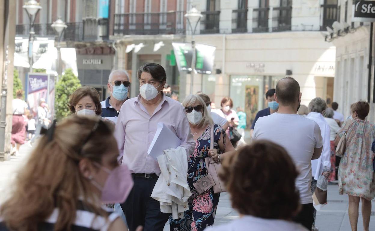 Gente con mascarilla paseando en Valladolid. 