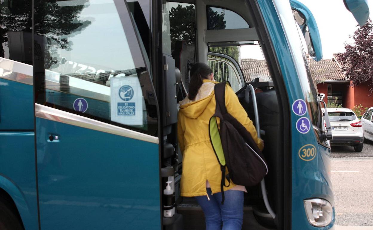 Una mujer sube a un autocar.