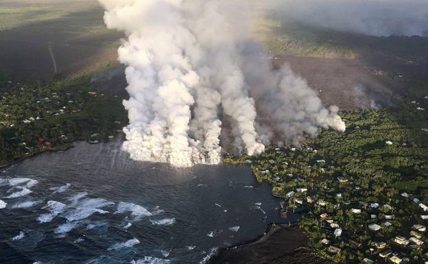 Lava y mar: peligro, gases tóxicos