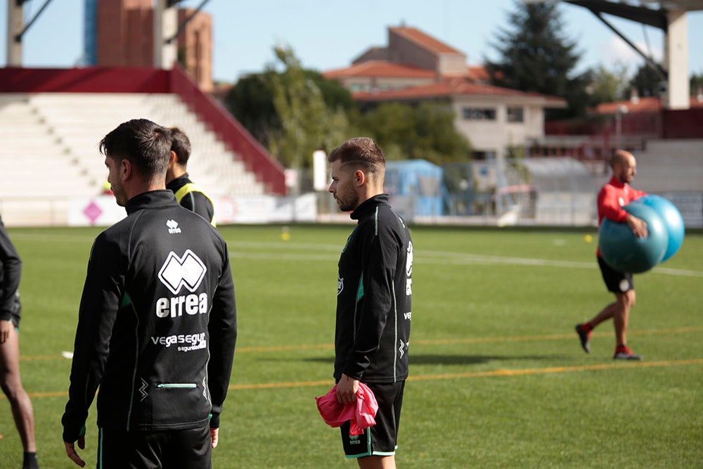 Mandi Sosa ya se entrena junto a sus compañeros en el Reina Sofía en su regreso a Unionistas, preparando el partido del domingo ante el Deportivo de La Coruña 