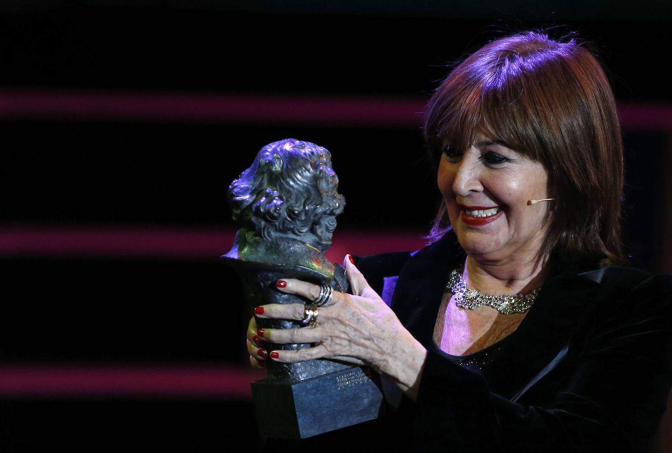 Concha Velasco contempla el Goya de Honor que recibió por su trayectoria artística en la XXVII edición de los Premios de la Academia de Cine española en 2013.