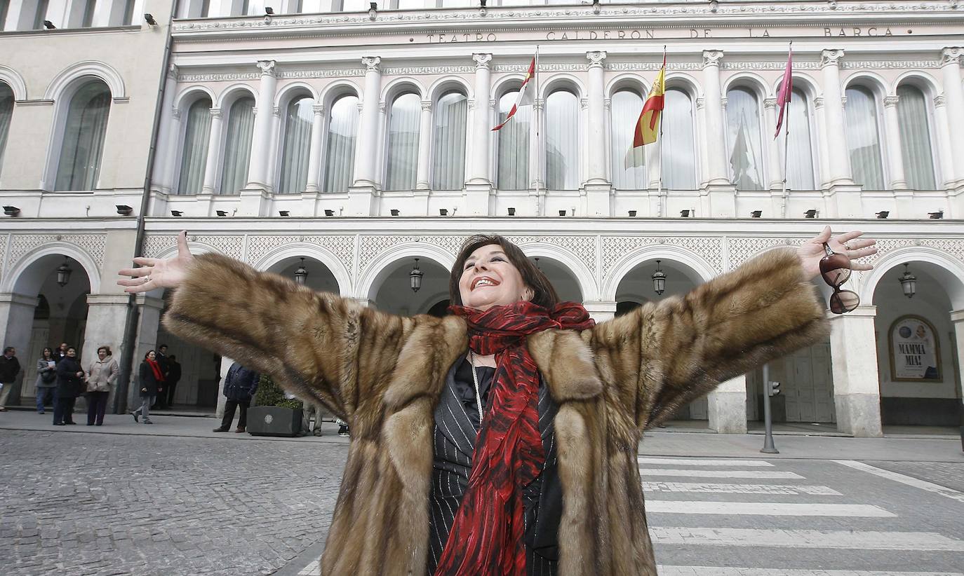 Concha Velasco frente al Teatro Calderón para presentar el espectáculo 'La vida por delante', en 2010.