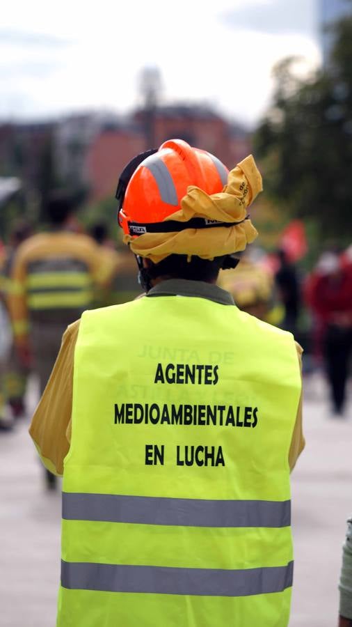 Los bomberos, durante la protesta.