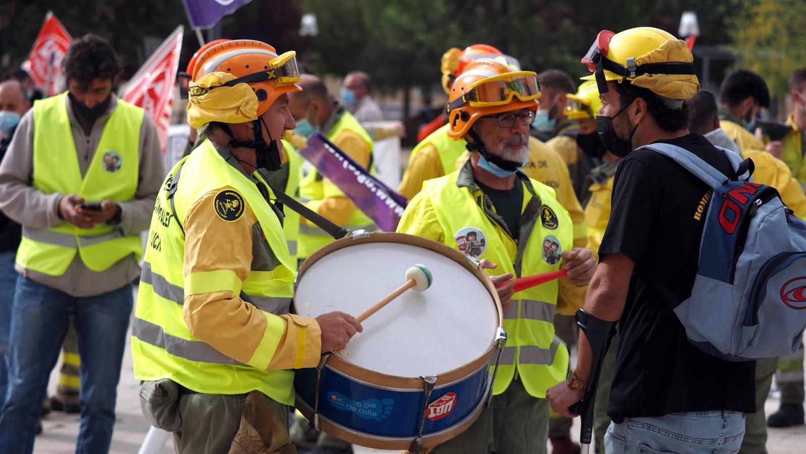 Los bomberos, durante la protesta.