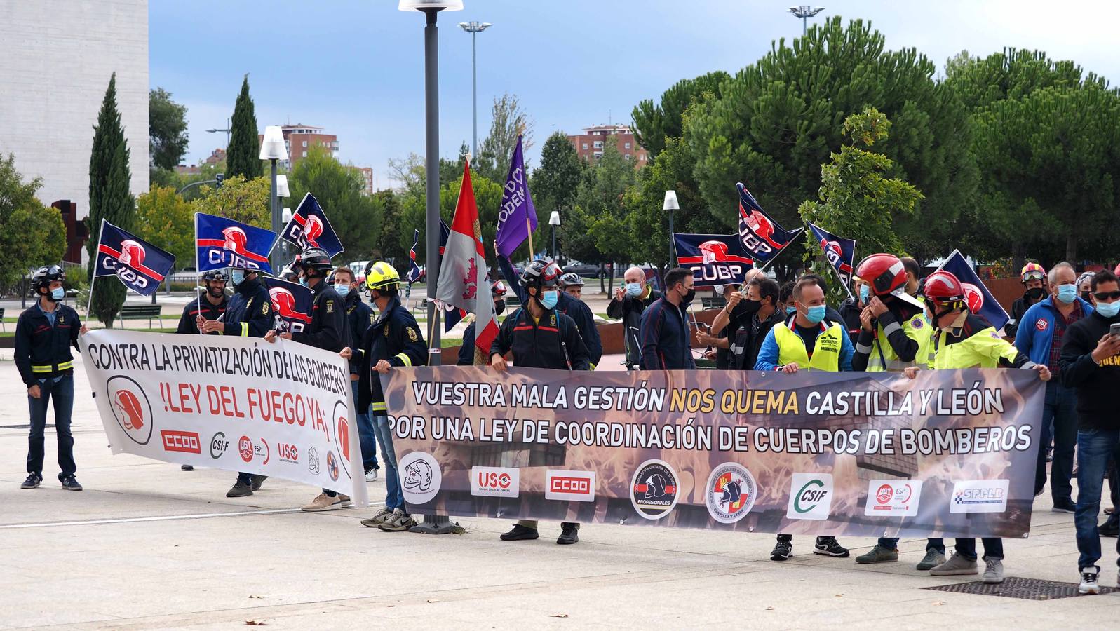Los bomberos, durante la protesta.