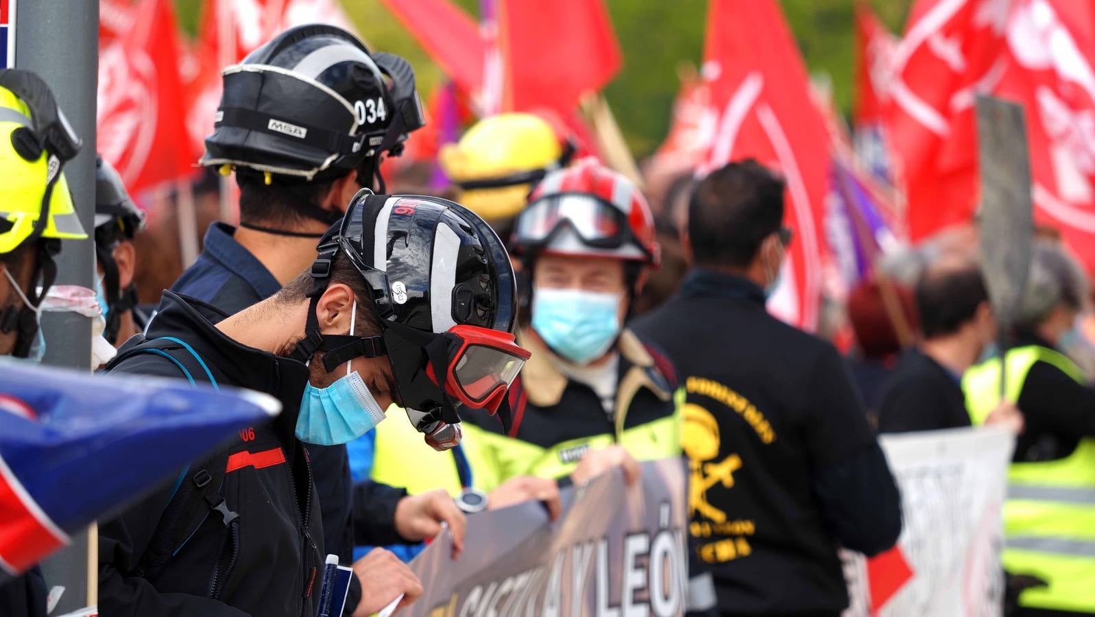 Los bomberos, durante la protesta.