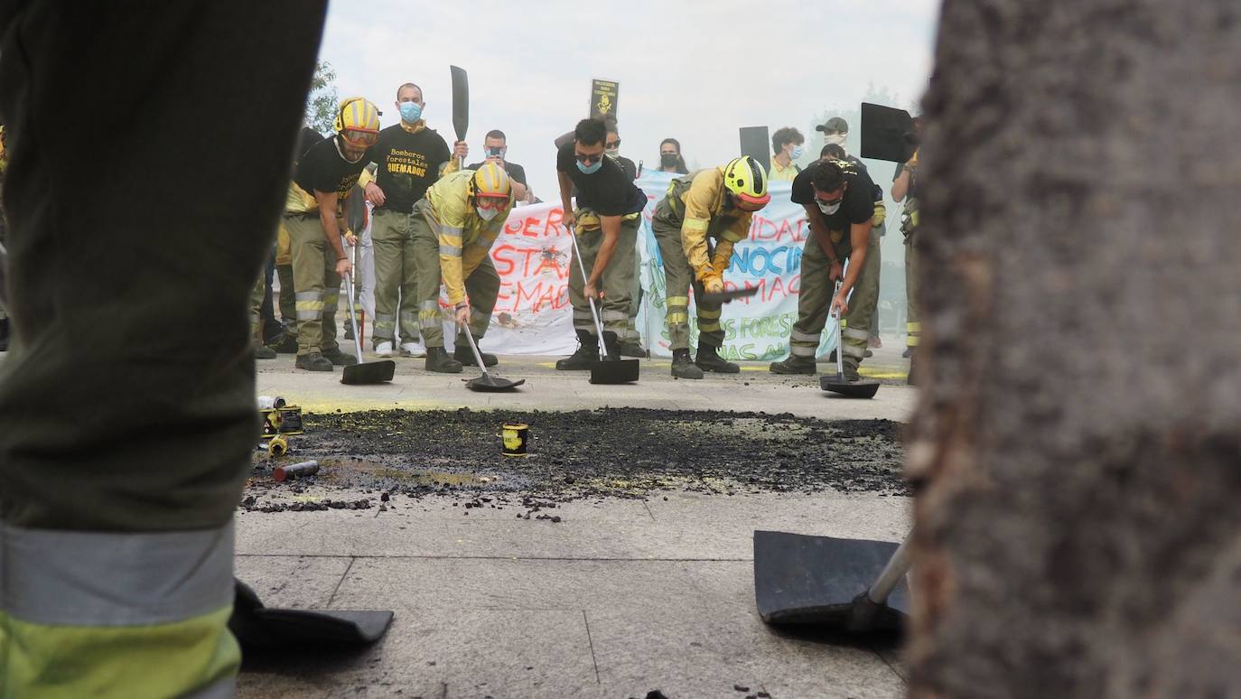 Los bomberos, durante la protesta.