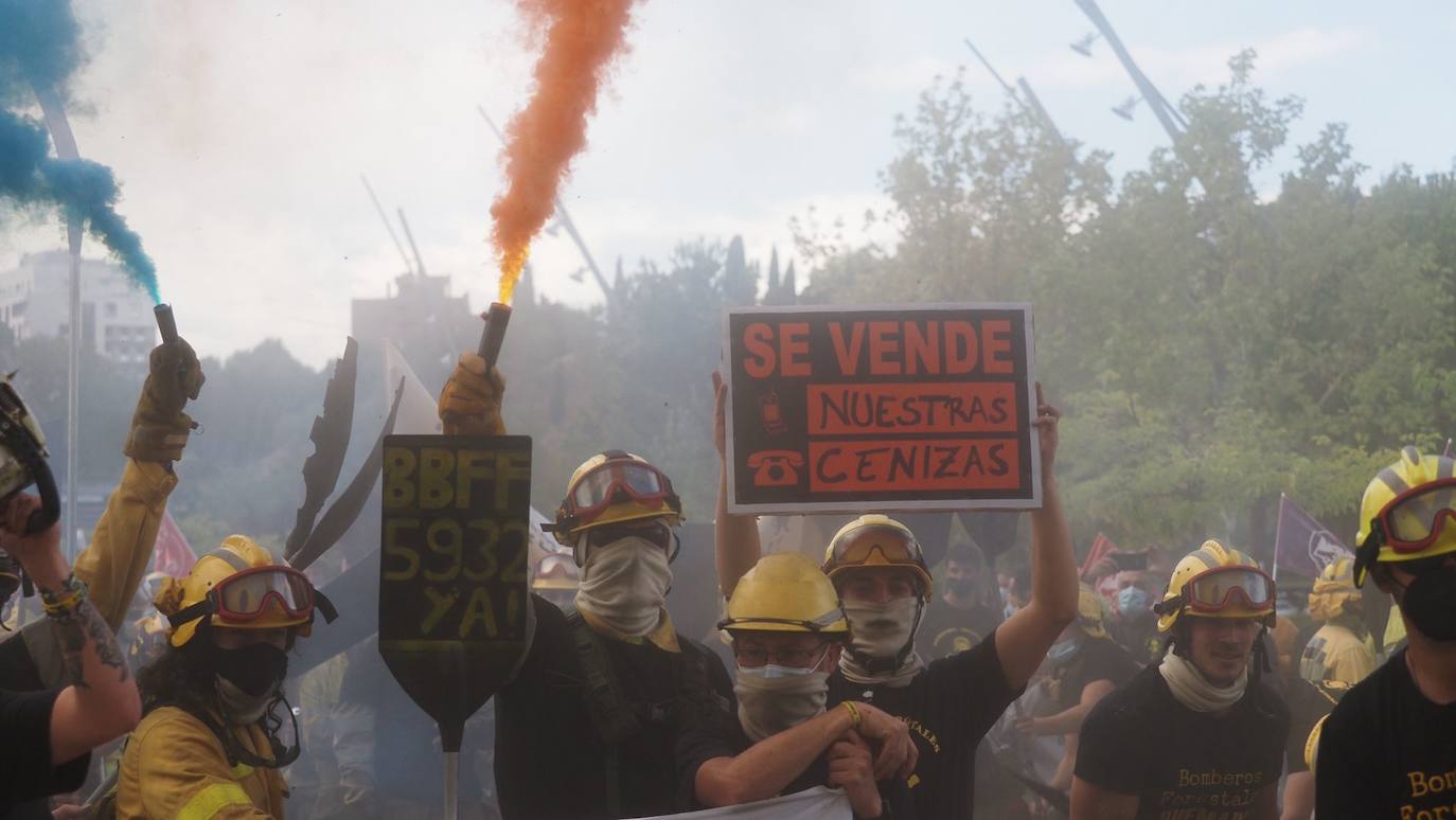Los bomberos, durante la protesta.
