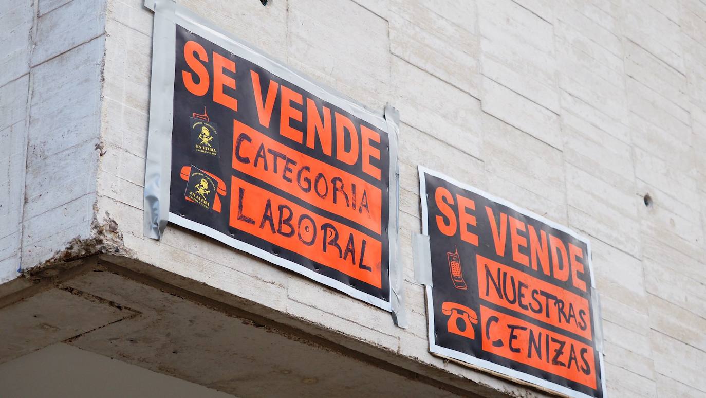 Los bomberos, durante la protesta.