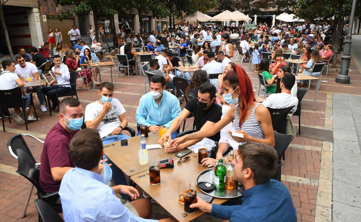 Terrazas abarrotadas en la plaza de Coca durante las pasadas ferias de la Virgen de San Lorenzo.