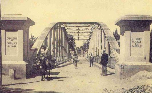 El puente, en 1910, cuando se prohibió el paso de carruajes. 