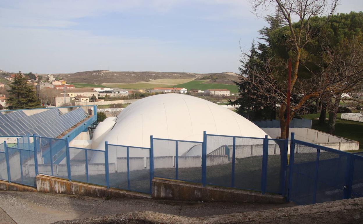 Cubierta presostática de la piscina climatizada.