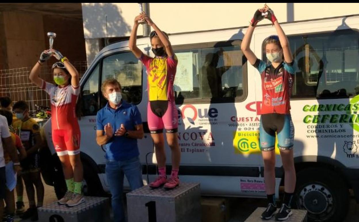 Vega, en lo alto del podio junto a Perico Delgado. 