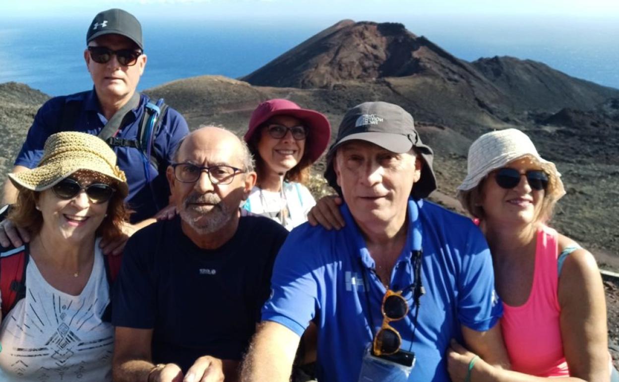 Fotografía de los seis amigos tomada en La Palma el domingo a las 11.30 horas. Al fondo, el volcán Teneguía, del que se cumplían estos días 50 años de la última vez que entró en erupción un volcán terrestre en España.