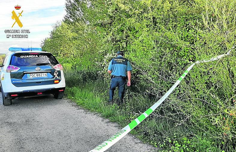 La Guardia Civil, en la zona donde localizó el cadáver. 