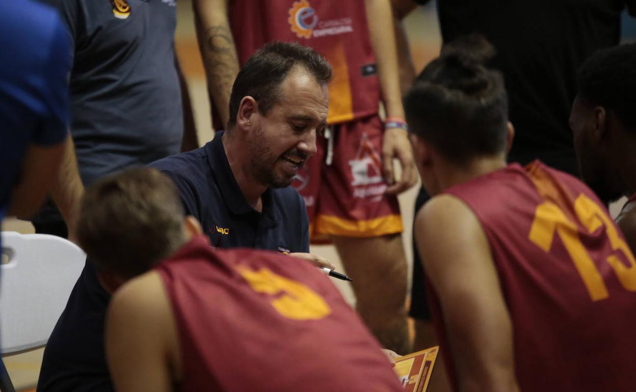 Sergio Vicente junto a los jugadores. 