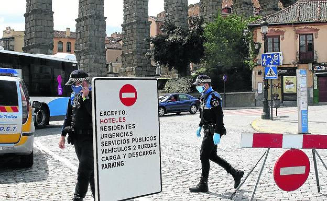 Agentes de la Policía Local controlan los accesos al recinto amurallado durante una jornada de restricciones.