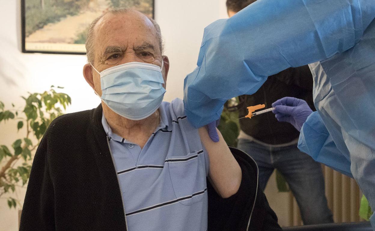 José Rodríguez recibe su tercera dosis. 