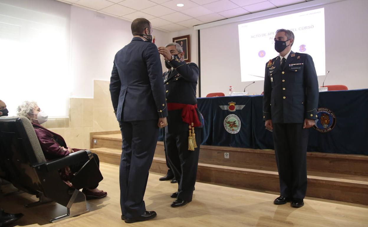 Entrega de distintivos en el inicio de curso en Matacán. 