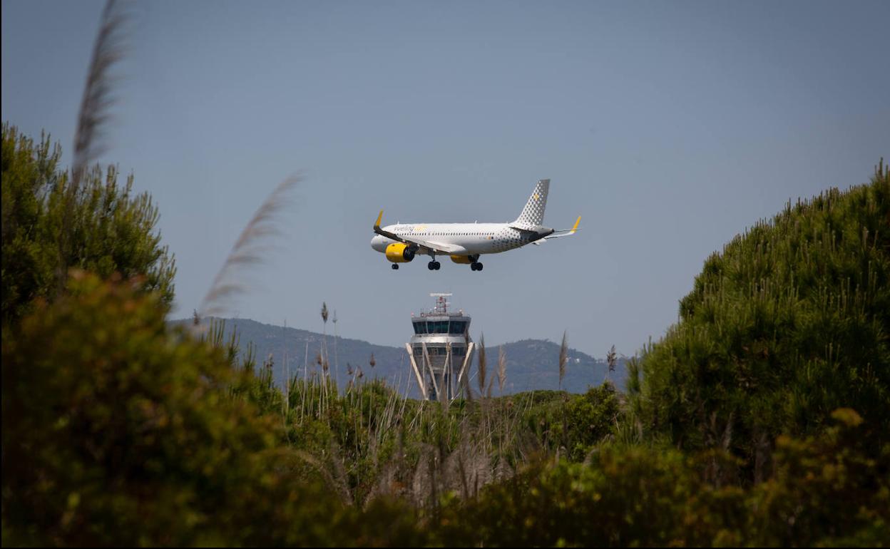 Un avión aterriza en el aeropuerto de El Prat, cerca del espacio protegido La Ricarda.