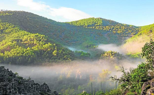 Batuecas desde el Portillo. La niebla emana del río Batuecas, en el parque natural salmantino. 