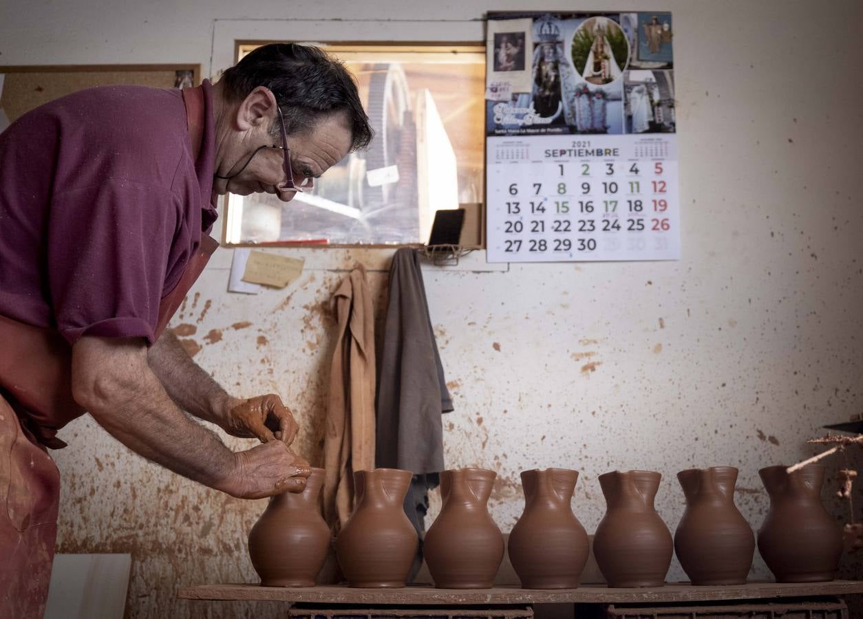 Fotos: Alfareros de Portillo dejan cacharrear en sus alfares