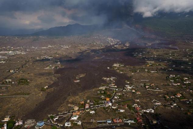 Vista desde un helicóptero del volcán de la isla de La Palma en su quinto día de actividad. 