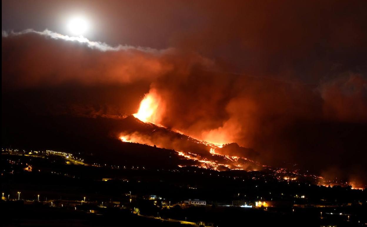 Imagen nocturna de una nueva boca eruptiva en Tacande, en la isla de La Palma. 