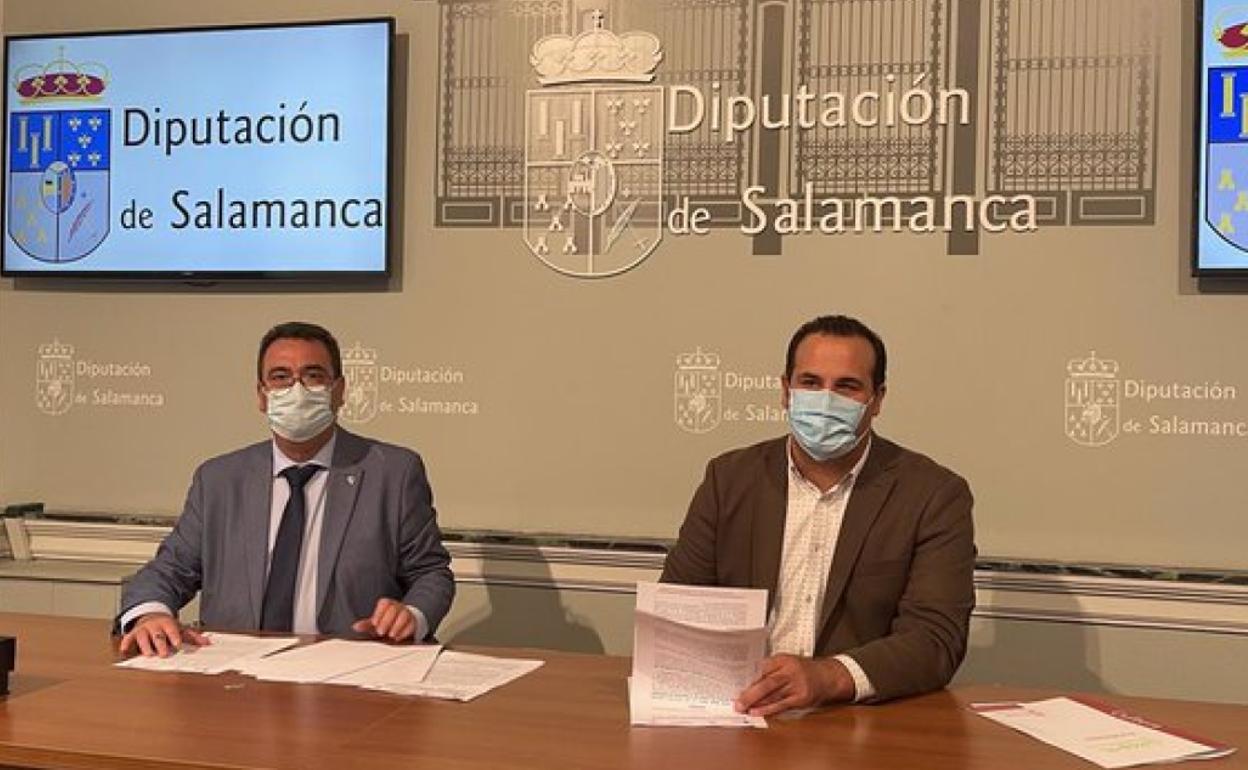 El diputado de Cultura, David Mingo, y el concejal de Cultura del Ayuntamiento de Lebrija, José Ángel Martínez, firman el acuerdo en Salamanca. 