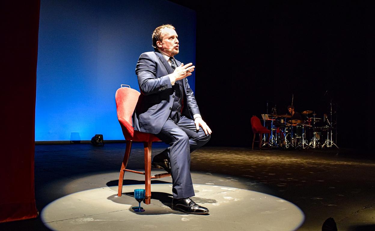 Fernando Cayo protagoniza la obra 'Por todos los dioses', programada mañana en el Teatro Liceo