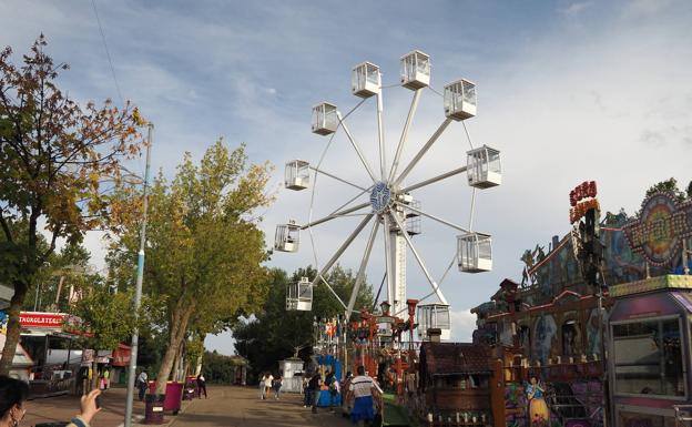 Detalles de la noria panorámica que se ha instalado este martes en el Real de la Feria de Valladolid