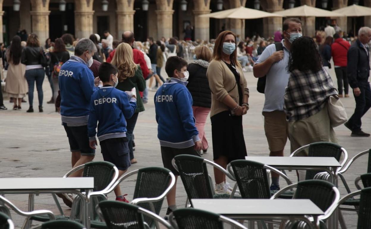 Seguidores del Deportivo este sábado por la Plaza Mayor de Salamanca. 