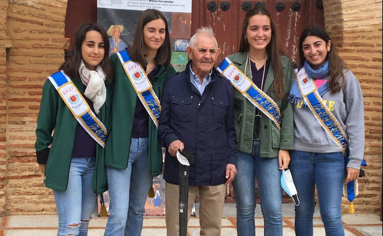 Mateo Fernández, con las festeras de este año durante el homenaje. 