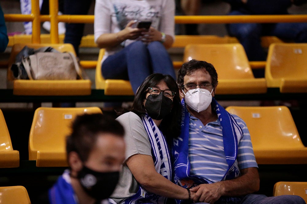 Los abonados que permiten las criticadas restricciones de aforo asistieron al victorioso inicio de curso del CB Avenida