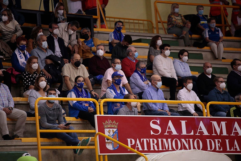 Los abonados que permiten las criticadas restricciones de aforo asistieron al victorioso inicio de curso del CB Avenida
