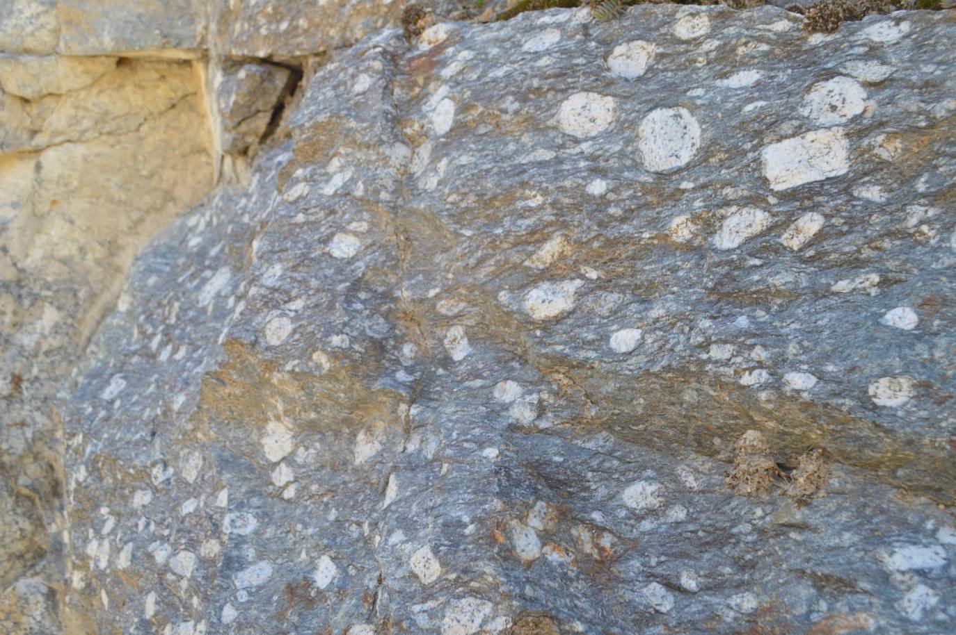 Rocas de transformación volcánica en Vegas de Matute.