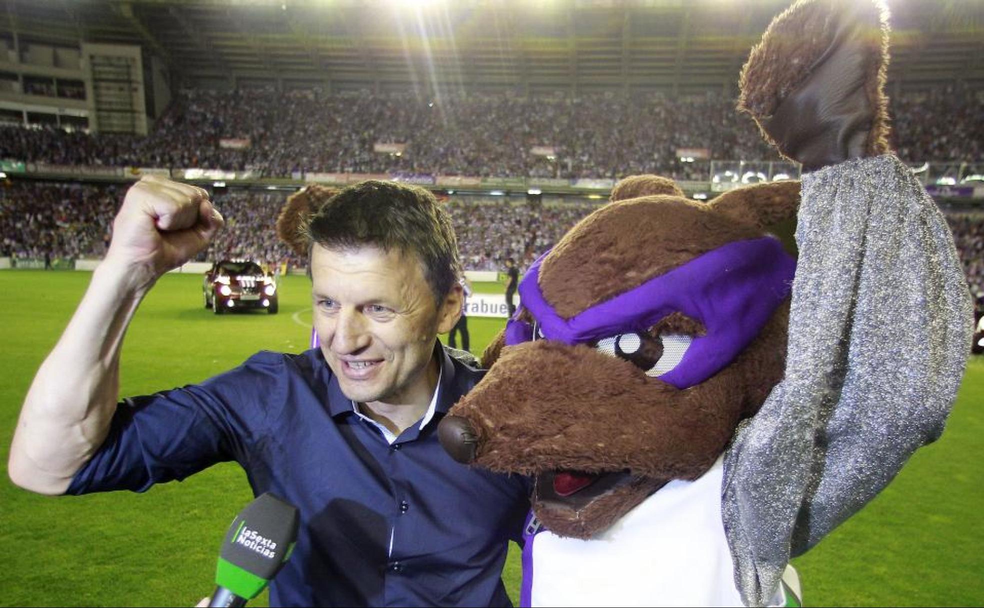 Djukic y Pepe Zorrillo celebran el ascenso en el partido ante el Alcorcón. 