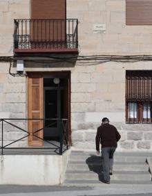 Imagen secundaria 2 - La doctora Irene Repiso atiende en Villanueva de los Infantes a Santiago Maroto, quien padece una patología cardíaca. En la imagen vertical, Juan Baruque accede al consultorio de Villanueva. 