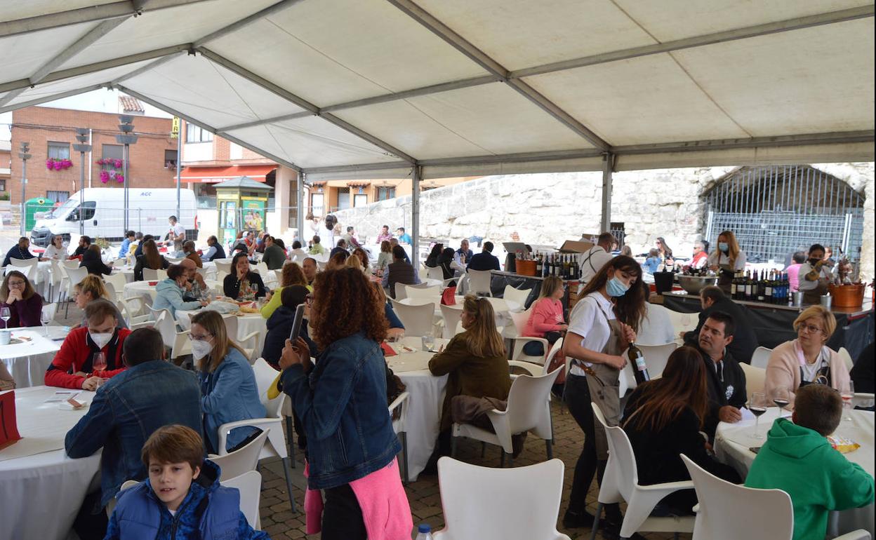 Asistentes a la Feria del Vino, este domingo en Cigales. 