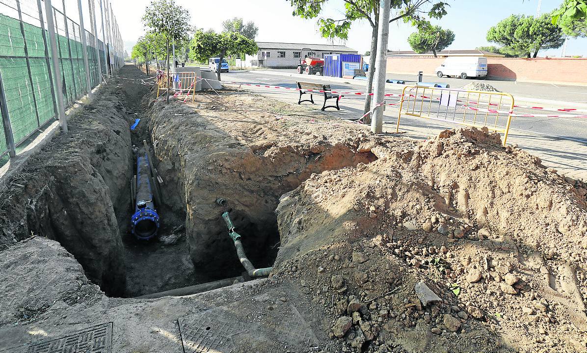 Zanjas abiertas para el cambio de la tubería general en la carretera a Tariego. 