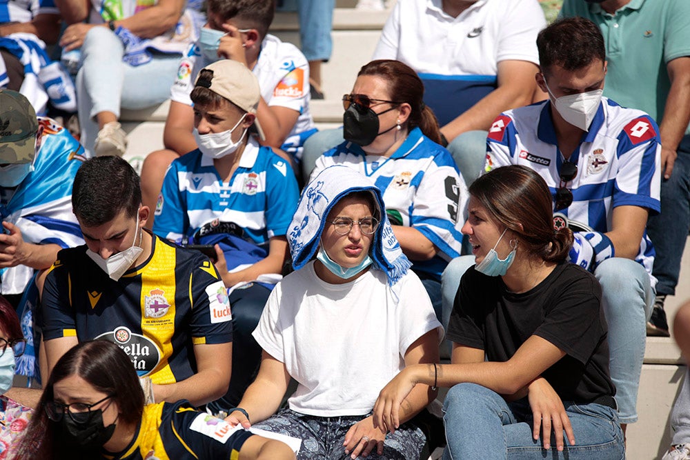 La afición del Deportivo de La Coruña llenó el fondo visitante, alentó a su equipo y mostró la hermandad existente entre ambos clubes