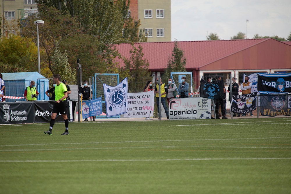 La afición del Deportivo de La Coruña llenó el fondo visitante, alentó a su equipo y mostró la hermandad existente entre ambos clubes