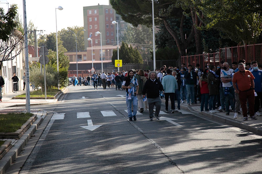 La afición del Deportivo de La Coruña llenó el fondo visitante, alentó a su equipo y mostró la hermandad existente entre ambos clubes